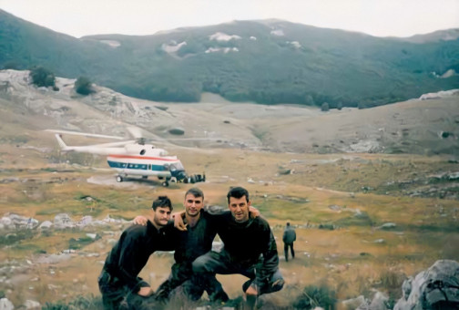 11. Pripadnicima Ajkula helikopter je često bio jedino prijevozno sredstvo do položaja na Velebitu. S lijeva na desno: Ivica Lukarić, Robert Kućar i Nedjeljko Kosić.