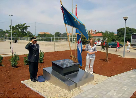 12. Spomenik koji će trajno podsjećati na mjesto prvog okupljanja krčkih branitelja zajedno su otkrili brigadni general Sergio Rabar, prvi zapovjednik 111. brigade i Silvia Turčić, kći u Domovinskom ratu poginulog krčkog branitelja Zorana Turčića. Prigodnom svečanošću 2. srpnja 2007. u dvorištu osnovne škole u Omišlju obilježena je šesnaesta godišnjica mobilizacije zapovjedništva i 1. voda 1. satnije 4. bojne 111. brigade ZNG, što je istodobno bila i prva mobilizacija neke od postrojbi u sastavu riječke brigade ZNG. Uz prisustvo mnogobrojnih branitelja, predstavnika PGŽ-a, jedinica lokalne samouprave, svečanosti je u svojstvu izaslanika Glavnog stožera HV-a nazočio brigadir Svetko Šare kao i umirovljeni stožerni brigadir Frano Primorac, jedan od ratnih zapovjednika 111. brigade HV.