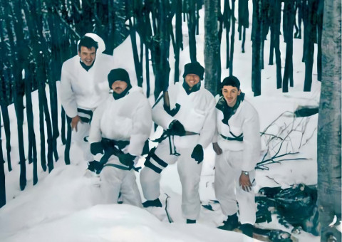 4. Dubravko Pavan (prvi s lijeva) i Davor Brusić (četvrti s lijeva) sa suborcima u vrletima Velebita