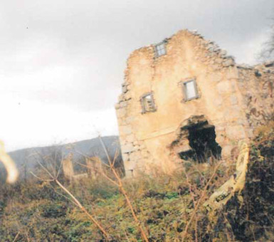 44. Nakon direktnog pogotka tenkovske granate u skrovište u kojem su se nalazili krčki borci smrtno je stradao Milan Nedić, prvi pripadnik krčkih postrojbi koji je poginuo na ličkoj bojišnici. Na istome mjestu teško su ranjeni Fuad Kočić i Josip Šustić. Pedeset metara južno nalazi se mjesto pogibije Borisa Mršića i teškog ranjavanja Branimira Babića.