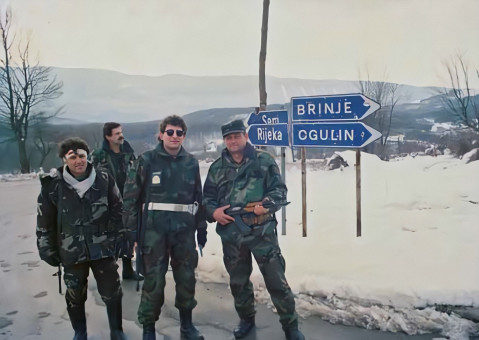 47. Tonči Hrabrić (treći s lijeva), pripadnik voda Vojne policije, siječanj 1992.