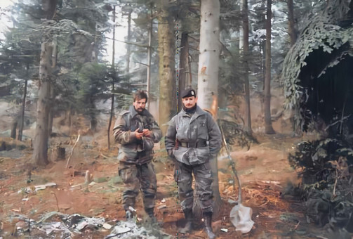 54. Goran Frgačić (lijevo) zapovjednik bitnice MB i Nedo Pinezić, bolničar u postrojbi saniteta na položaju Durel, 1992.