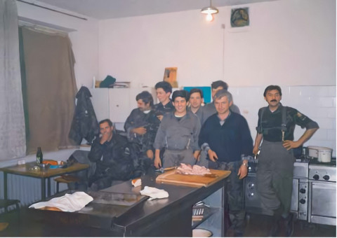 58. Pripadnici 1. intendantskog odjeljenja na ličkoj bojišnici. Stoje s lijeva na desno: Ivan Kirinčić, Dragan Grbešić, Arsen Ilijić, Ivica Žgombić, Branko Kosić, Milan Nenadić. Sjedi: Ivica Hržić, zamjenik zapovjednika bojne za logistiku