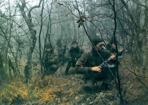 59. U jutarnjoj magli Drenova Klanca Prskalice izviđaju teren prije dolaska ostatka krčke postrojbe