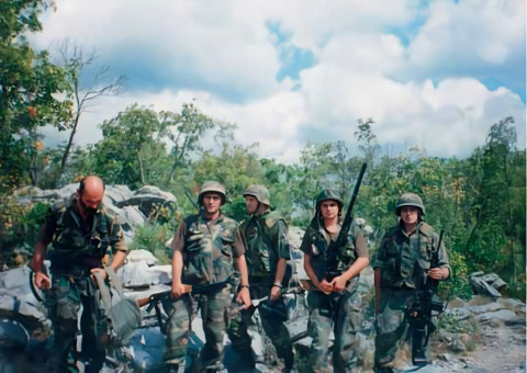 61. Krčani su ratovali diljem Republike Hrvatske. Robert Topalušić (četvrti s lijeva) u zaleđu dubrovačke bojišnice 1992.