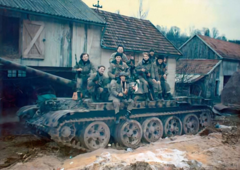 65. Prskalice na tenku HV, Drenov Klanac, studeni 1991. S lijeva na desno: Senad Mešić, Krešimir Kaurić, Željko Balta (sjedi), Marinko Bajčić, Zoran Turčić (stoji), Borislav Jelušić, Nebojša Marković, Zijad Mešić
