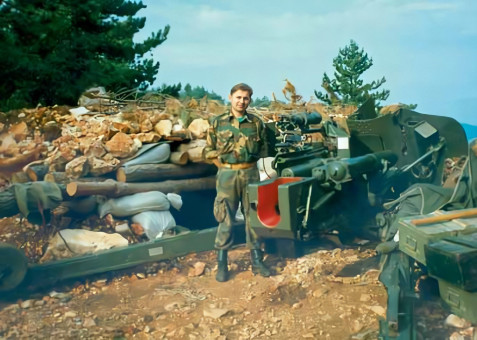 69. Marijan Huten pokraj protuoklopnog topa T-12 100 mm; položaji topništva 9. gardijske brigade iznad Novog Ličkog Osika, travanj 1994.